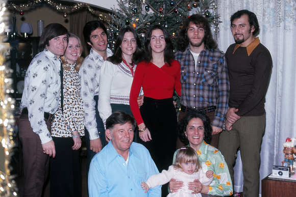 731225_0004_FTb Christmas 1973 Eddie Betty Steve Linda Maria Chucky Vinny Dad Lisa and Mom