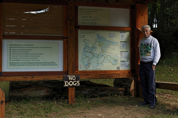 180929_3189_EOS M5 Ed Hicks with the Trail Map He Created for Westmoreland Sanctuary