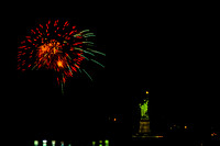 760704 _0010_F1 US Bicentennial Fireworks in New York Harbor on the 4th of July 1976