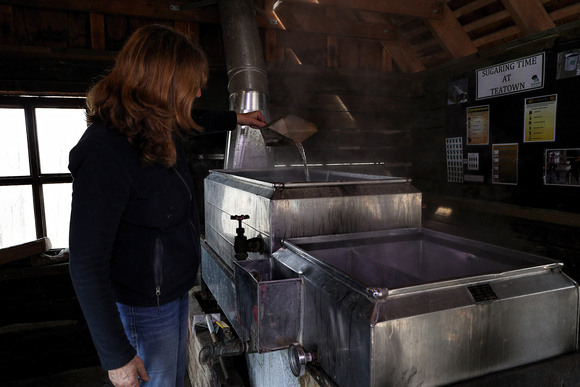 170223_0445_EOS M5 Teatown's Director of Education and Master Maple Syrup Maker Phyllis Bock Monitors the Sap Evaporation